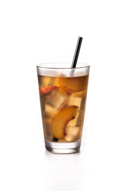 Beyaz arka planda buzlu şeftali çayı.