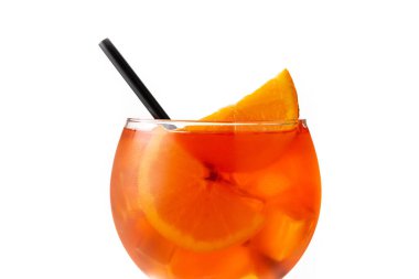 aperol cam spritz kokteyl izole üzerinde beyaz arka plan