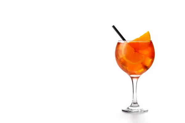 Glas Aperol Spritz Cocktail Geïsoleerd Witte Achtergrond Kopie Ruimte — Stockfoto