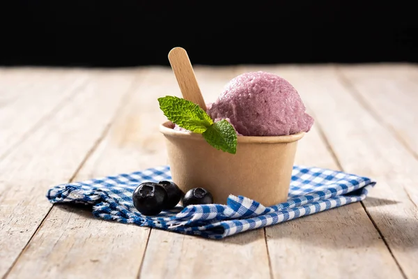 木製テーブルの上のブルーベリーアイスクリームスクープ — ストック写真