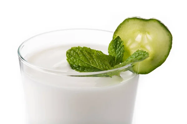 Ayran Beber Com Hortelã Pepino Vidro Isolado Fundo Branco Fechar — Fotografia de Stock