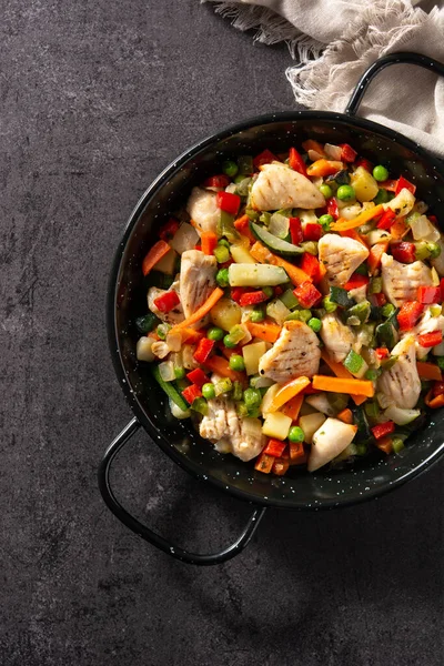 Pollo Mescolare Friggere Verdure Sfondo Pietra Nera — Foto Stock