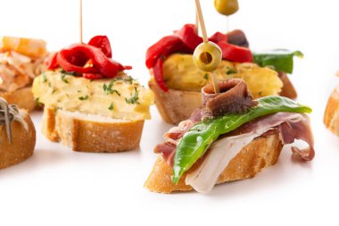 Beyaz arkaplanda izole İspanyol pintxos çeşitleri