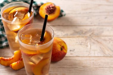 Tahta masada buzlu şeftali çayı. Boşluğu kopyala