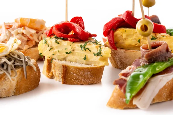 Beyaz arkaplanda izole İspanyol pintxos çeşitleri