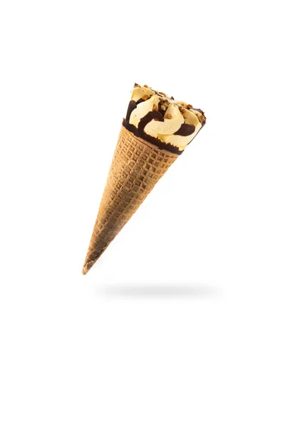 白い背景に隔離された空気中に浮かぶバニラとチョコレートのアイスクリームコーン — ストック写真
