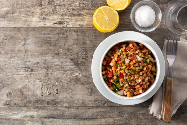 Biberli mercimek salatası, ahşap masada soğan ve havuç. Üst Manzara. Boşluğu kopyala
