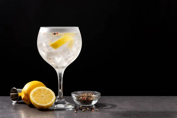 Glass Gin Tonic Lemon Black Stone Background Copy Space — Foto de Stock