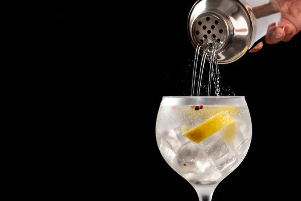 Pouring Gin Tonic Drink Glass Black Background Copy Space — Stock Photo, Image