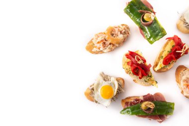 Beyaz arka planda izole edilmiş İspanyol pintxos çeşitleri. Üst Manzara. Boşluğu kopyala