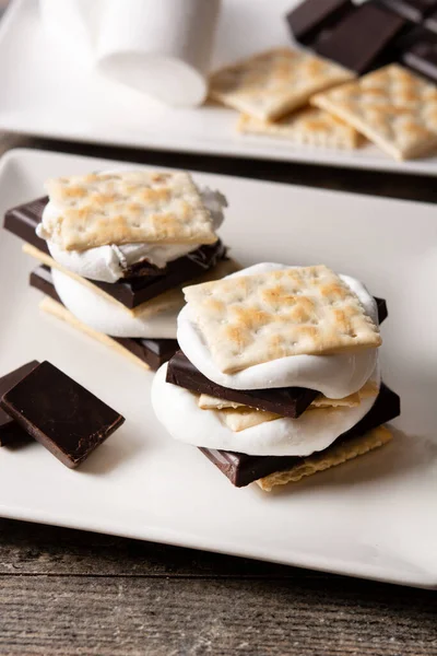 Ahşap masada ev yapımı bisküviler. Tipik Amerikan tatlısı