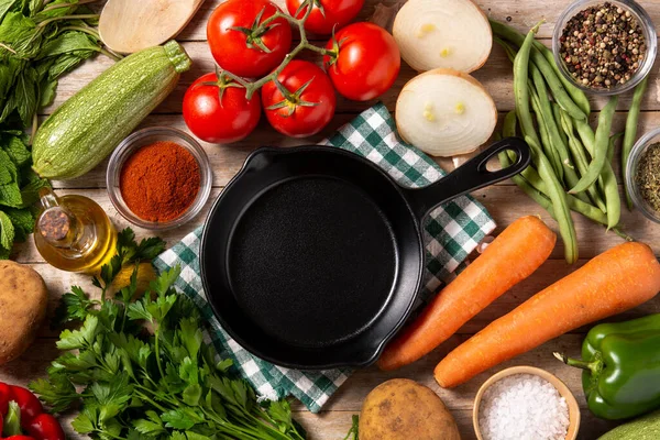 Tahta masada sebze, bitki ve baharat çeşitleri var.