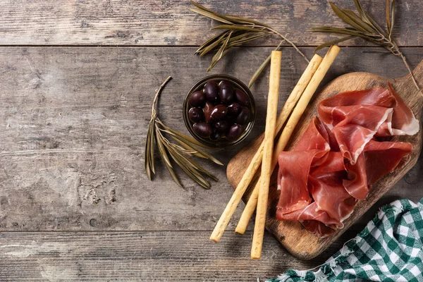 Jamón Serrano Español Con Aceitunas Palo Pan Sobre Mesa Madera — Foto de Stock