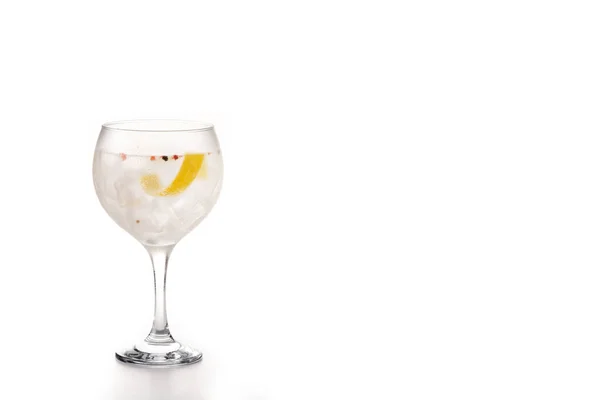 Gin Tonic Cocktail Drink Bicchiere Isolato Sfondo Bianco Copia Spazio — Foto Stock