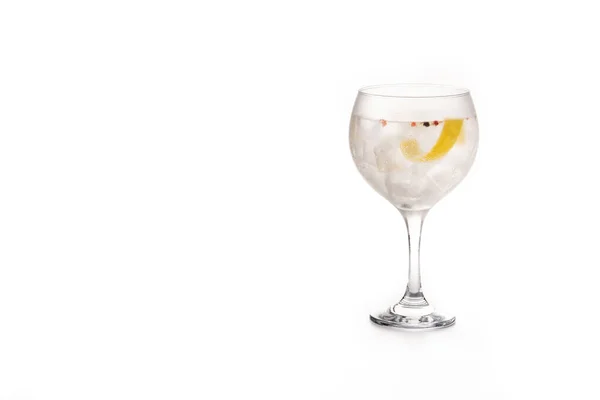 Gin Tonic Cocktail Drink Bicchiere Isolato Sfondo Bianco Copia Spazio — Foto Stock