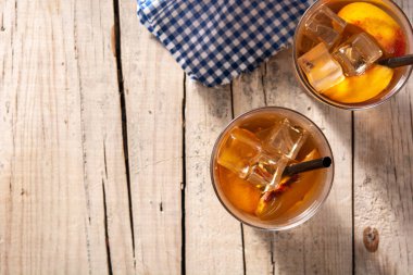 Tahta masada buzlu şeftali çayı. Üst Manzara. Boşluğu kopyala