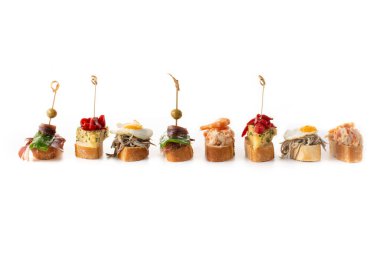 Beyaz arkaplanda izole İspanyol pintxos çeşitleri