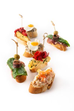 Beyaz arkaplanda izole İspanyol pintxos çeşitleri
