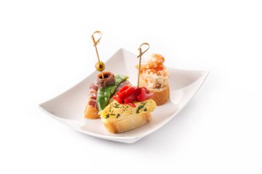 Beyaz arkaplanda izole İspanyol pintxos çeşitleri