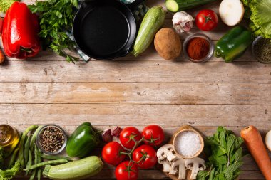 Sebzeler, otlar ve baharatlar ahşap masada. Üst Manzara. Boşluğu kopyala