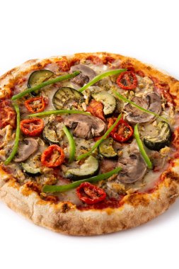 Beyaz arka planda kabaklı, domatesli, biberli ve mantarlı vejetaryen pizza.