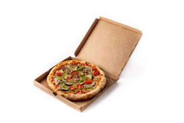 Beyaz arka planda kabaklı, domatesli, biberli ve mantarlı vejetaryen pizza.