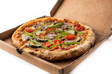 Beyaz arka planda kabaklı, domatesli, biberli ve mantarlı vejetaryen pizza.