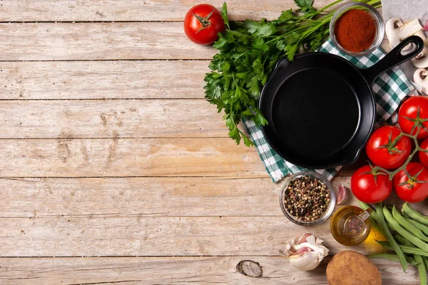 Sebzeler, otlar ve baharatlar ahşap masada. Üst Manzara. Boşluğu kopyala