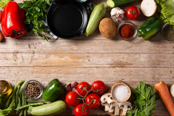 Sebzeler, otlar ve baharatlar ahşap masada. Üst Manzara. Boşluğu kopyala