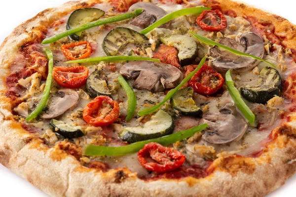 Beyaz arka planda kabaklı, domatesli, biberli ve mantarlı vejetaryen pizza.