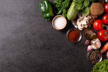Siyah arka planda çeşitli sebze, bitki ve baharatlar. Üst Manzara. Boşluğu kopyala