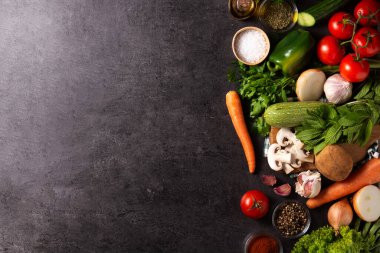 Siyah arka planda çeşitli sebze, bitki ve baharatlar. Üst Manzara. Boşluğu kopyala