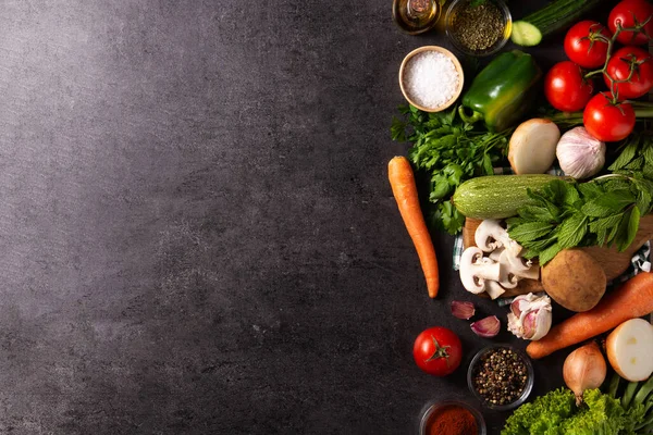 Siyah arka planda çeşitli sebze, bitki ve baharatlar. Üst Manzara. Boşluğu kopyala