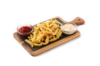 Beyaz arka planda ketçaplı kızarmış patates ve mayonez izole edilmiş.