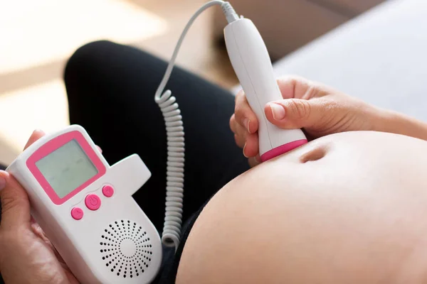 Έγκυος Γυναίκα Εμβρυϊκό Σωσία Που Ακούει Την Καρδιά Του Μωρού — Φωτογραφία Αρχείου
