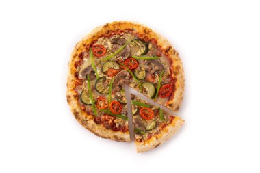 Beyaz arka planda kabaklı, domatesli, biberli ve mantarlı vejetaryen pizza. Üst görünüm