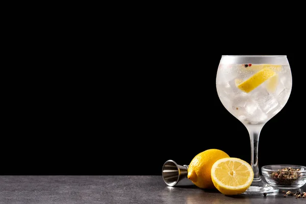 Bebida Cóctel Gin Tonic Vaso Sobre Fondo Negro Copiar Espacio — Foto de Stock