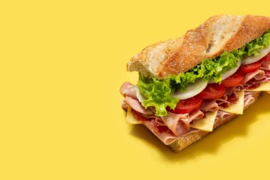 Jambonlu, peynirli, marullu, domatesli, soğanlı, mortadella sosisli sandviç. Boşluğu kopyala