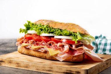 Jambonlu, peynirli, marullu, domatesli, soğanlı, mortadella sosisli sandviç.
