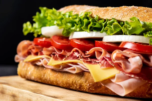 Panino Sottomarino Con Prosciutto Formaggio Lattuga Pomodori Cipolla Mortadella Salsiccia — Foto Stock