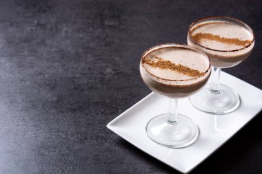 Siyah arka planda Brandy Alexander kokteyli. Boşluğu kopyala