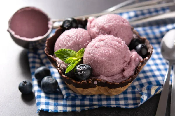 블루베리 아이스크림은 배경에 와플을 곁들여 먹는다 — 스톡 사진