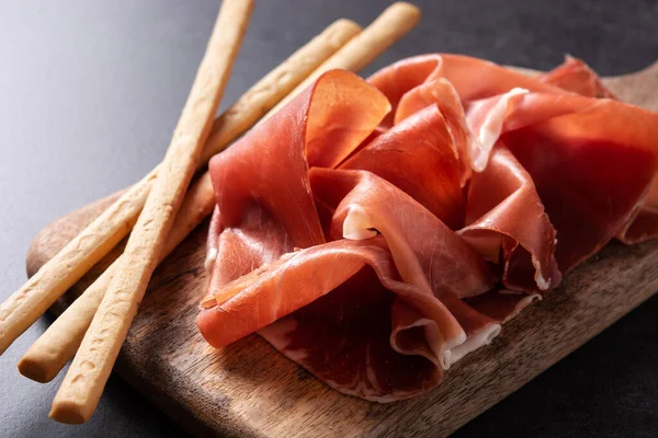 Jamón Serrano Español Con Aceitunas Palo Pan Sobre Fondo Pizarra —  Fotos de Stock