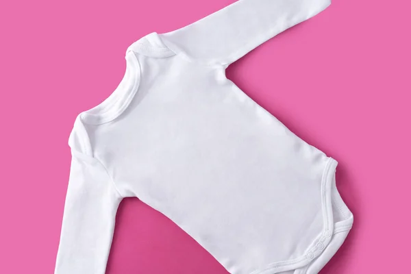 Ropa Bebé Blanca Sobre Fondo Rosa Copiar Espacio — Foto de Stock