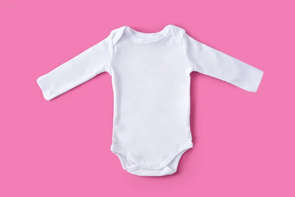 粉色背景的白色婴儿衣服 复制空间 — 图库照片
