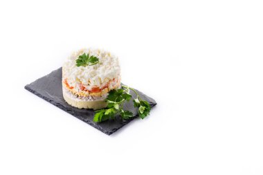 Mimosa 'nın beyaz arka planda izole edilmiş geleneksel Rus salatası. Boşluğu kopyala