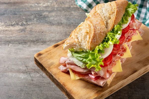 Sandwich Submarino Con Jamón Queso Lechuga Tomate Cebolla Mortadela Salchicha —  Fotos de Stock