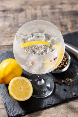 Cin tonik içeceği ahşap masada bir bardağa konur.