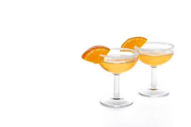 Beyaz arka planda izole edilmiş şeker kenarlı kokteyl. Boşluğu kopyala