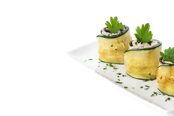 Rotoli Zucchine Grigliate Con Tonno Crema Formaggio Isolati Fondo Bianco — Foto Stock